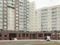 Цоколь здания отделан керамогранитом и природным камнем. Фото от 20.07.2015 г.