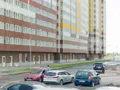 Лоджии облицовываются цветными панелями, выполняется витражное остекление. Фото от 30.06.2015 г.