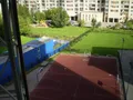 В соседних зданиях — роддом, детская поликлиника, через дорогу — крупные супермаркеты и библиотека. Сентябрь 2012 года.