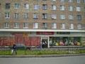 Через дорогу — крупные супермаркеты и библиотека. Сентябрь 2012 года.