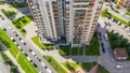 В закрытом дворе создана зона отдыха с детскими игровыми комплексами и спортивными тренажёрами. Аэрофотосъемка от 07.09.2020.
