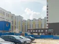 13 разновысотных секций образуют полузамкнутый двор в форме подковы. Фото от 30.06.2015 г.