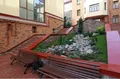 В большие окна вставлены двухкамерные стеклопакеты с деревянными рамами.