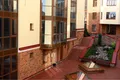 Комплекс состоит из двух трехэтажных кирпичных зданий с панорамным остеклением фасадов.
