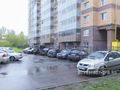 Открытая гостевая парковка на придомовой территории. Фото от 15.05.2015 г.
