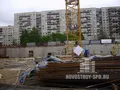 Ближе всего к гостинице находится секция «А», секция «В» будет возводиться под внимательными взглядами жителей соседнего дома. Июль 2013 года.