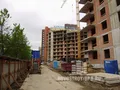 Новостройка возводится рядом с гостиницей «Карелия», на месте снесенного ресторана. Июль 2013 года.