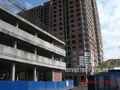 В состав проекта входит возведение многоэтажного охраняемого паркинга. Фото от 21.08.2013 года.