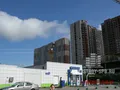 Рядом с ЖК находятся торговые комплексы и магазины шаговой доступности. Фото от 21.08.2013 года.