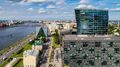 С последних этажей открываются виды на Неву.