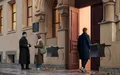 Со стороны улицы Правды гостей встречает историческая входная группа.