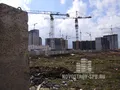 Здание разной высотности (максимум 24 этажа) в виде буквы «П» будет состоять из 13 секций. Фото 30.04.2013 г.