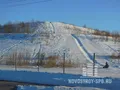 Картину омрачает лишь террикон, вытянувшийся прямо через дорогу вдоль всего фасада дома. Фото от 25.03.2013 года.