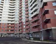 На первом этаже запроектированы коммерческие помещения. Фото от 17.09.2012 г.