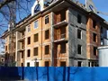 Внешние кирпичные стены четырех этажей сделаны. Устанавливаются стеклопакеты. Апрель 2015 года.
