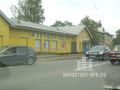 В 300 метрах от новостройки, на ул. Оборонной стоит павильончик с продуктами, если пройти еще метров 200 в сторону, увидите большой магазин строительных товаров и «Пятерочку». Фото от 22.08.2013 года.