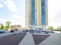 На нижних этажах находятся коммерческие помещения. Фото от 15.06.2015 г.