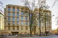 На первом этаже здания предусмотрен встроенный отапливаемый паркинг на 32 автомобиля.