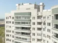 В здании оконные блоки из натуральной древесины.