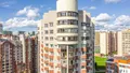 В фасадной отделке скомбинирована тёмная и светлая кирпичная кладка. Аэрофотосъемка от 07.09.2020.