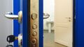 В квартирах устанавливаются входные и межкомнатные двери.