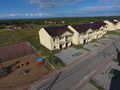 Огороженная территория и установленный на въезде шлагбаум исключают сквозной проезд и сторонние визиты.