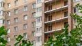 Окна большинства квартир выходят на обе стороны дома. Фото от 06.09.2020.