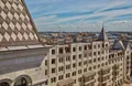 Разновысокие объемы, разбивка фасадных плоскостей по горизонтали с выделением цокольной и венчающей частей, остроконечные крыши, стилизация под резьбу на фасадах —  уникальные черты «Русского дома» .