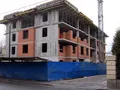 Стройка вышла на уровень пятого этажа. На нижних этажах ведется кладка наружных стен. Февраль 2015 года.