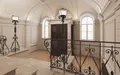 Историческая входная группа с бережно восстановленной метлахской плиткой производства «Кос и Дюрр» и «Лоренца», изящной лепниной и арочными сводами.