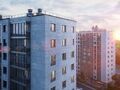 Фасады жилого комплекса облицуют керамогранитом песочных оттенков.