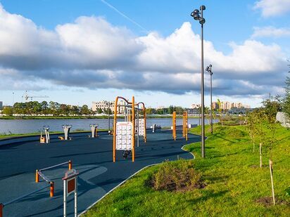 Оборудованные зоны для отдыха и занятий спорта с тренажерами и скейтплощадкой, дорожкой для бега и велосипедных прогулок. «Начало»|Новострой-СПб