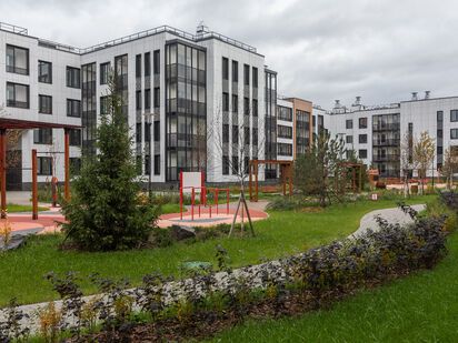 Сеть кварталов состоит из невысоких четырехэтажных домов. Дворы – тихие и закрытые от машин. ЖК Univer City (Универ Сити)|Новострой-СПб