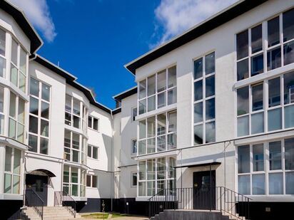 Территория комплекса имеет детскую игровую и спортивную площадки. ЖК «Куралёва»|Новострой-СПб