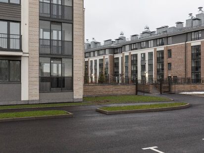 Для отделки монолитно-кирпичных корпусов использовались фасадная штукатурка и искусственный камень. ЖК «Дворцовый фасад»|Новострой-СПб