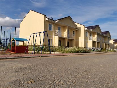 За счет двуслойного утепления всего фасада минеральной ватой в домах теплее и расходы на отопление снижаются. Поселок таунхаусов «Ломоносовская усадьба»|Новострой-СПб