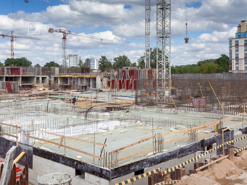 Завершены работы по гидроизоляции наружных стен цокольного этажа. Выполнены работы по теплоизоляции наружных стен цокольного этажа. Осуществляются работы по обратной засыпке пазух котлована. Секция 1: - завершены работы по устройству перекрытия цокол...