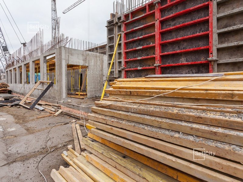 Продолжаются работы по устройству монолитных конструкций на уровне 1 этажа.