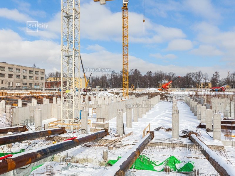 Выполнены работы по откопке котлованов всех секций. Окончен монтаж распорной системы шпунтового ограждения котлована. Близки к окончанию работы по устройству ростверка автостоянки №3, выполнено 90%. Ведутся работы по армированию и бетонированию стен ...