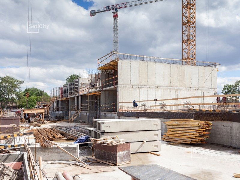 Завершены работы по гидроизоляции наружных стен цокольного этажа. Выполнены работы по теплоизоляции наружных стен цокольного этажа. Осуществляются работы по обратной засыпке пазух котлована. Секция 1: - завершены работы по устройству перекрытия цокол...