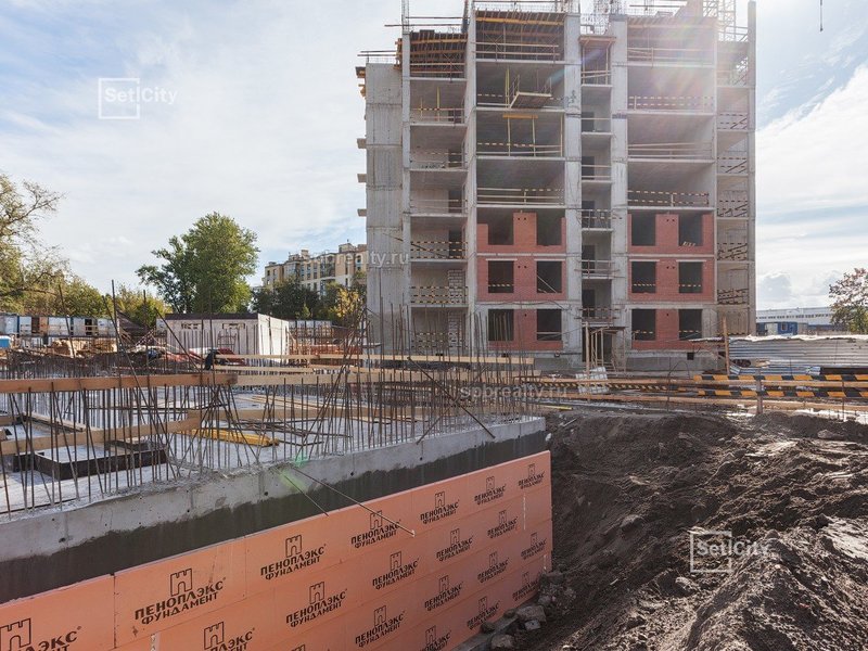 Производятся работы по устройству монолитных конструкций на уровне 8 этажа. Выполняются работы по устройству каменной кладки ограждающих конструкций и внутренних перегородок на уровне 3 этажа.  Автомобильная стоянка (наружный двор) Продолжаются работ...
