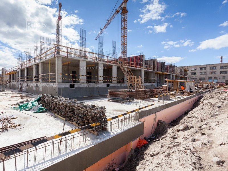 Завершены работы по гидроизоляции наружных стен цокольного этажа. Выполнены работы по теплоизоляции наружных стен цокольного этажа. Осуществляются работы по обратной засыпке пазух котлована. Секция 1: - завершены работы по устройству перекрытия цокол...