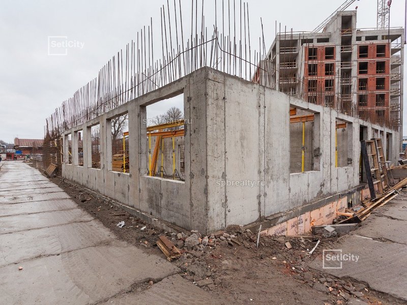 Продолжаются работы по устройству монолитных конструкций на уровне 1 этажа.