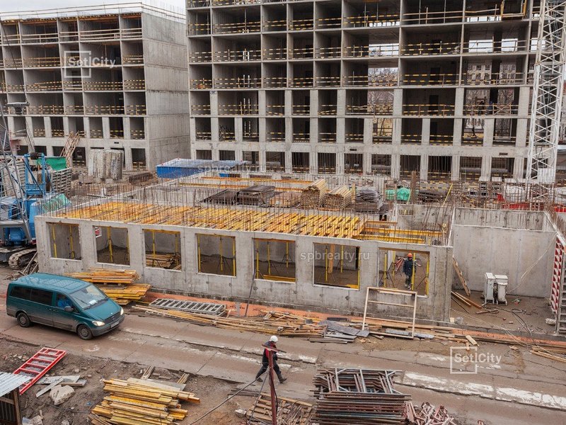 Продолжаются работы по устройству монолитных конструкций на уровне 1 этажа.