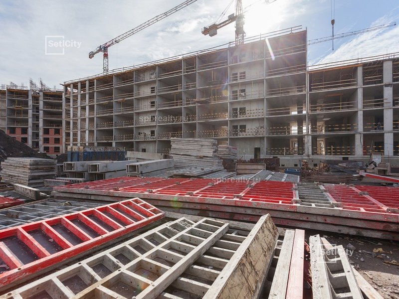 Ведутся работы по демонтажу шпунтового ограждения котлована. Завершены работы по устройству монолитных конструкций: - секции 1, 7-12 – 3 и 4 этажи; - секции 1, 9-12 – 5 этаж; - секции 9-11 – 6 этаж. Выполняются работы по устройству монолитных констру...