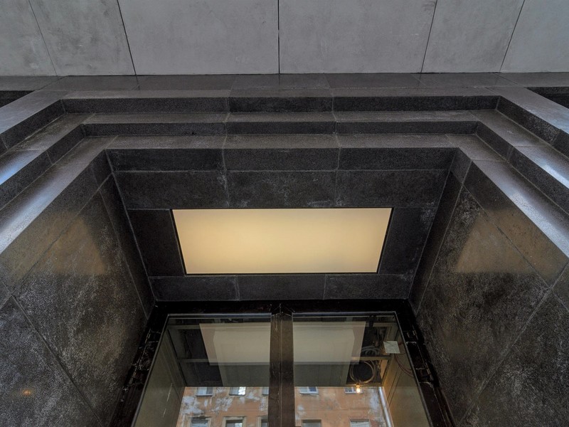 Монтаж светодиодной подсветки над входной группой