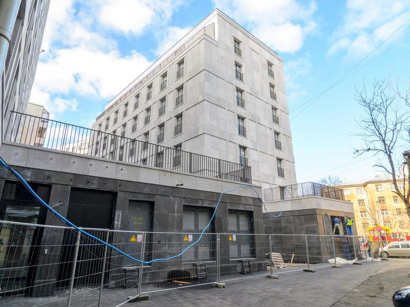 Устройство металлического ограждения внутреннего дворика