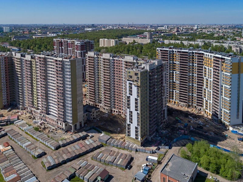 По всем корпусам ведутся внутренние инженерные работы, отделочные работы МОП, заканчиваются фасадные работы, остекление фасадов.