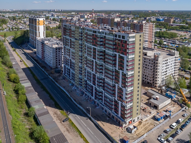 По всем корпусам ведутся внутренние инженерные работы, отделочные работы МОП, заканчиваются фасадные работы, остекление фасадов.