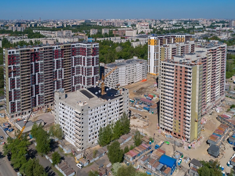 По всем корпусам ведутся внутренние инженерные работы, отделочные работы МОП, заканчиваются фасадные работы, остекление фасадов.